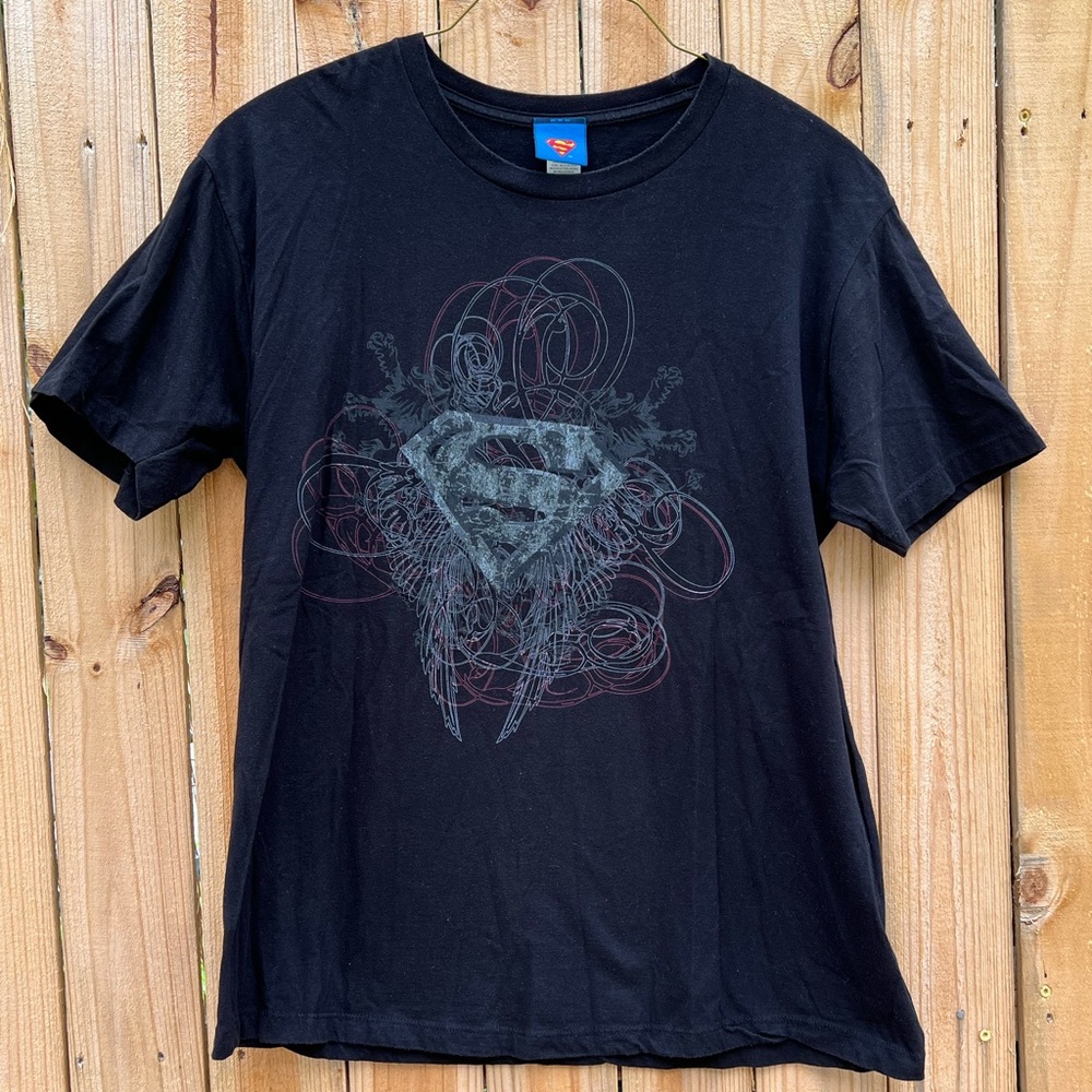 MEN’S SUPERMAN GRAPHIC T-SHIRT.